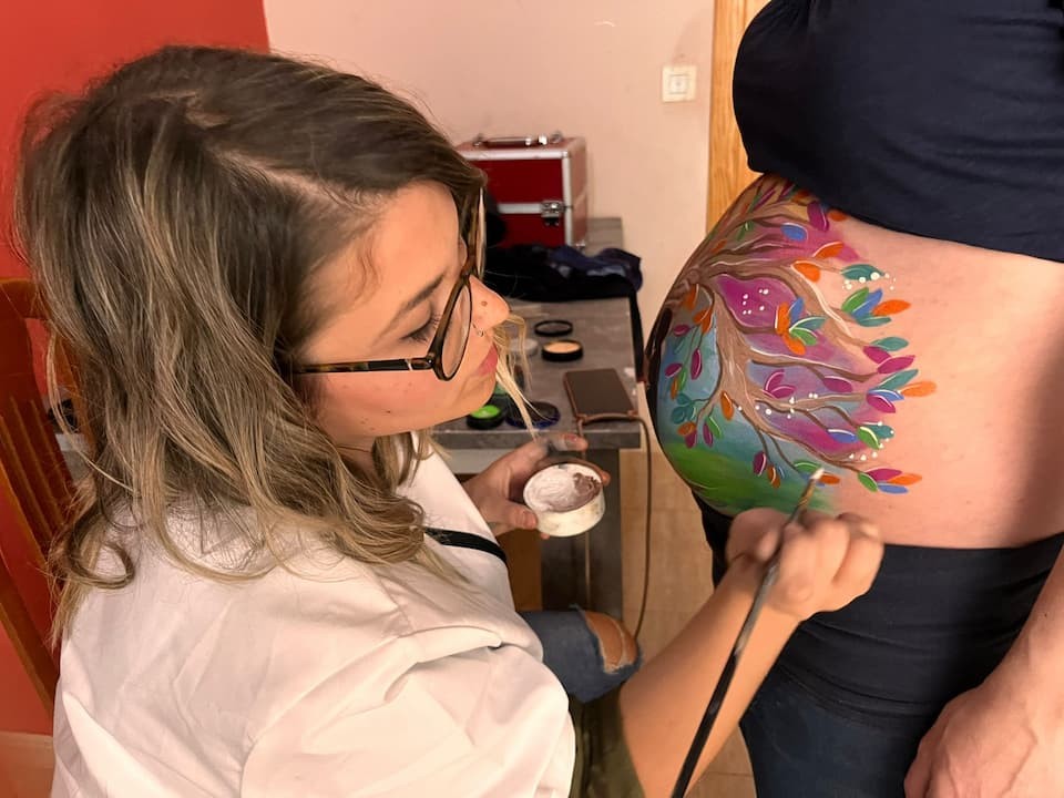Soraya Hidalgo realizando un bellypainting a una embarazada